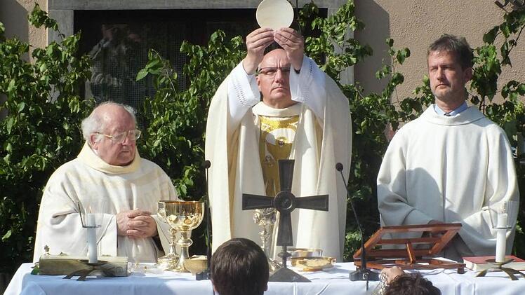 Stadtpfarrer Helmut Hetzel (Mitte) gestaltete den Gottesdienst mit Elmar Klinger (links) und Pastoralreferent Thomas Matzick (rechts).