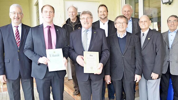 Vorne von links: Udo Skrzypczak (Vorsitzender der oberfänkischen Verkehrswachten), Thomas Pyka (Schatzmeister Kreisverkehrswacht/KVW), Roland Pyka (Vorsitzender KVW), Helmut Förtsch, Hilmar Pudler, Heinrich Prell (alle KVW). Hintere Reihe: Richard Blaschke (KVW-Ehrenvorsitzender), Thomas Baier, Heinrich Gehring (beide KVW) Foto: K.- H. Hofmann