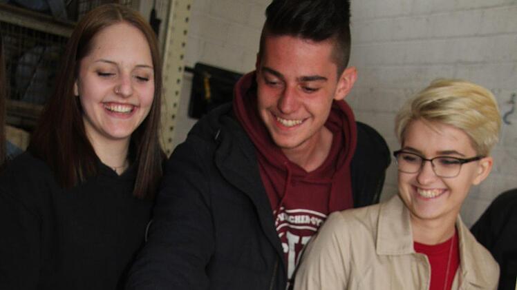 Amelie Weggel, Lorenz Schneider und Melanie Hoffmann freuen sich schon auf den Abfackeltermin. Foto: Sonny Adam