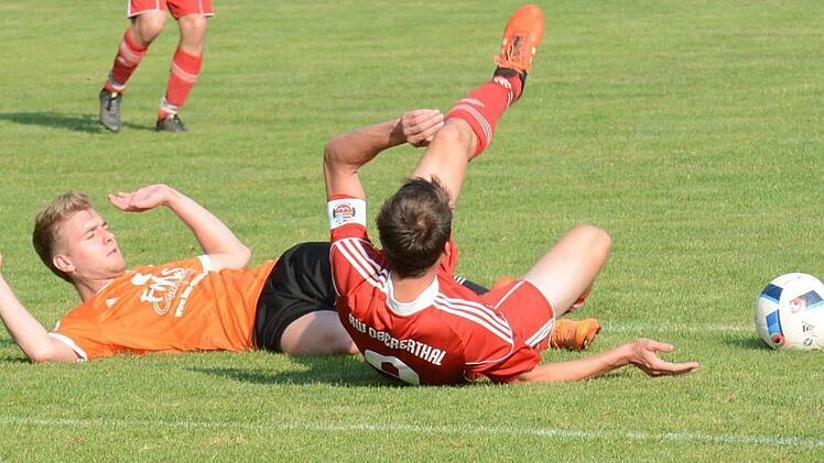 Bloß nicht noch mehr Verletzte: Auf heile Knochen hofft dieser Akteur des TSV Wollbach (links, im Spiel gegen Obererthal). Foto: ssp