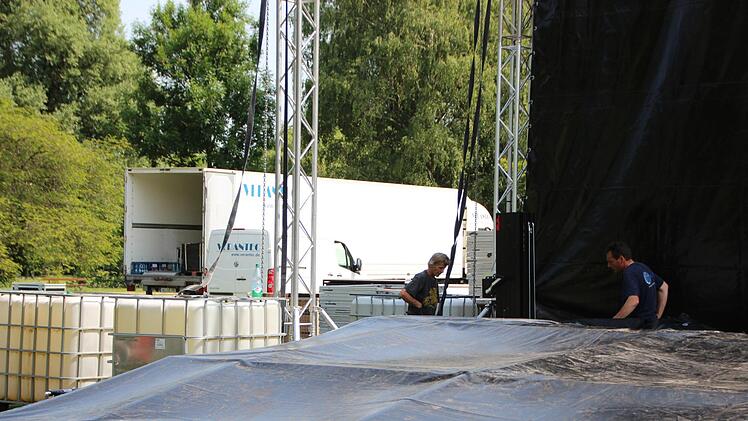 Bühnenaufbau für Nigel Kennedy im Luitpoldpark. Foto: Benedikt Borst