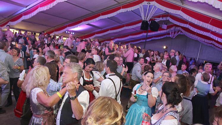 Bombenstimmung bis zum frühen Morgen herrschte beim Herbstfest der Stadt Rödental im Festzelt,