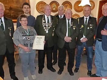 Die Ehrung von sechs langjährigen Mitgliedern stand im Vordergrund der Jahreshauptversammlung der Schützengesellschaft von 1850 Wirsberg im Schützenhaus. Unser Bild zeigt (von links) Ersten Schützenmeister Rudi Krämer, Sonja Schneider, Mario Mösch, Dietmar Burghofer, Reinhold Täffner, Werner Plank, Vorsitzenden Roland Burghofer und Bürgermeister Hermann Anselstetter.  Foto: Klaus-Peter Wulf