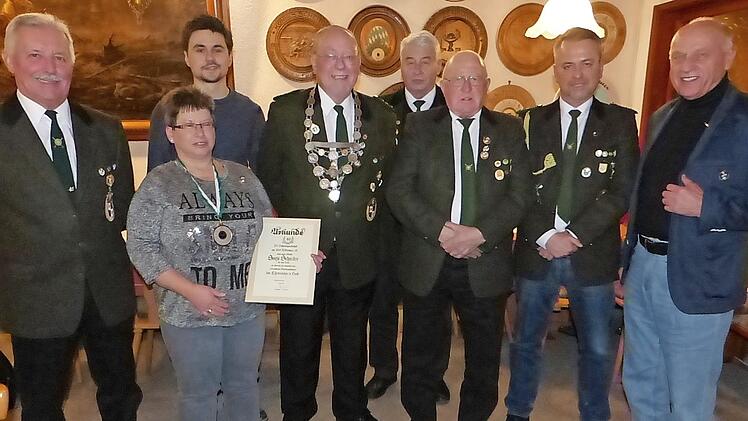 Die Ehrung von sechs langjährigen Mitgliedern stand im Vordergrund der Jahreshauptversammlung der Schützengesellschaft von 1850 Wirsberg im Schützenhaus. Unser Bild zeigt (von links) Ersten Schützenmeister Rudi Krämer, Sonja Schneider, Mario Mösch, Dietmar Burghofer, Reinhold Täffner, Werner Plank, Vorsitzenden Roland Burghofer und Bürgermeister Hermann Anselstetter.  Foto: Klaus-Peter Wulf