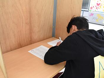 Damian Marciallopez von der Ritter-von-Traitteur-Mittelschule in Forchheim bei der Wahl. Der Schüler nimmt an der Initiative für politische Bildung teil und darf bei diesem Projekt als Jugendlicher wählen. Foto: Christoph Wiedemann