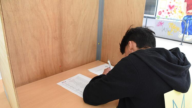 Damian Marciallopez von der Ritter-von-Traitteur-Mittelschule in Forchheim bei der Wahl. Der Schüler nimmt an der Initiative für politische Bildung teil und darf bei diesem Projekt als Jugendlicher wählen. Foto: Christoph Wiedemann