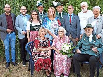 Markus Püls, Sebastian Müller, Michaela Brandmeier, Hans-Georg Rießner, Sabine Rießner, Erwin Kalb, Arnt-Uwe Schille, Sohn Jürgen Müller, Winfried Weinbeer (hinten von links) sowie Monika Faber (sitzend links) und Alfred Brandmeier (sitzend rechts) gratulierten Ruth Müller (sitzend Mitte) zum 100. Geburtstag. Foto: Alfred Thiereth