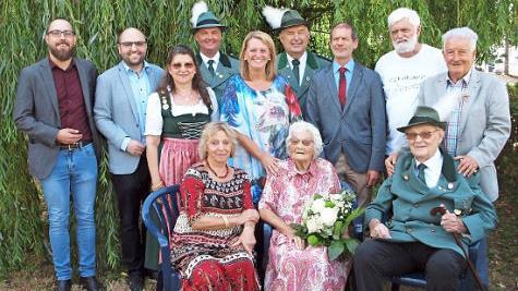 Markus Püls, Sebastian Müller, Michaela Brandmeier, Hans-Georg Rießner, Sabine Rießner, Erwin Kalb, Arnt-Uwe Schille, Sohn Jürgen Müller, Winfried Weinbeer (hinten von links) sowie Monika Faber (sitzend links) und Alfred Brandmeier (sitzend rechts) gratulierten Ruth Müller (sitzend Mitte) zum 100. Geburtstag. Foto: Alfred Thiereth