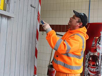 Stefan Hoderlein streicht den Bauwagen, damit dieser für den Sommer wieder einsatzbereit   ist. Foto: Cindy Dötschel