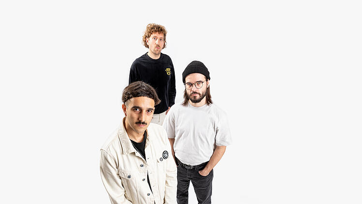 DÄÄCHT (ehemals Kolossus Däächt) aus Regensburg liefern kreativen Post und Garage Punk und füttern diesen Sound mit Einflüssen aus dem Hardcore Punk, Psychedelic Rock, Indie und vielen weiteren Elementen der subkulturell geprägten Gitarrenmusik.