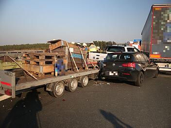 Zwei Autos fahren auf Lastwagen auf: Drei Personen verletzt im Krankenhaus