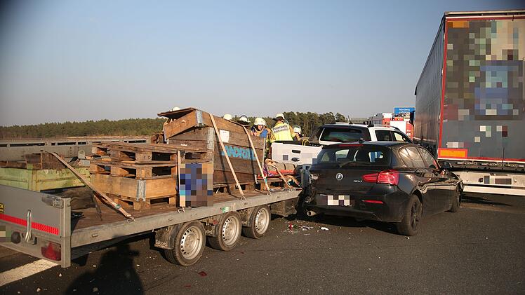Zwei Autos fahren auf Lastwagen auf: Drei Personen verletzt im Krankenhaus