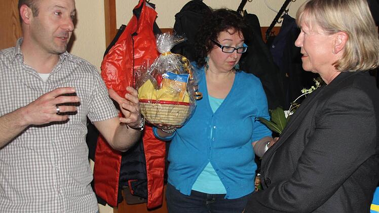 Ein Geschenk gab es auch für Barbara Gemeinhardt (rechts); in der Mitte: die Geschäftsstellenleiterin Sandra Zillig.