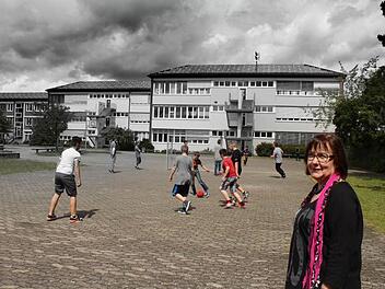 Adelsdorfs Rektorin Sieglinde Gröger (rechts) blickt skeptisch in die Zukunft. Über der Mittelschule stehen dunkle Wolken.  Foto: Andreas Dorsch/Retusche: Michael Beetz