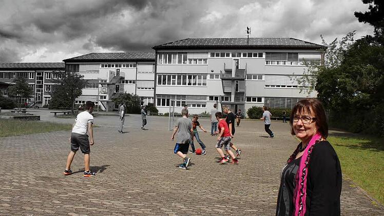 Adelsdorfs Rektorin Sieglinde Gröger (rechts) blickt skeptisch in die Zukunft. Über der Mittelschule stehen dunkle Wolken.  Foto: Andreas Dorsch/Retusche: Michael Beetz