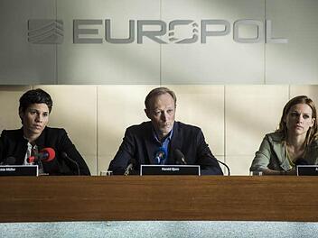 Jackie Mueller (Jasmin Gerat, von links) Harald Bjørn (Lars Mikkelsen) Alicia Verbeek (Veerle Baetens) als europäische Ermittler Foto: ZDF/Sofie Silbermann