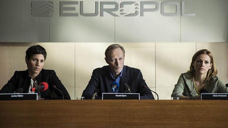 Jackie Mueller (Jasmin Gerat, von links) Harald Bjørn (Lars Mikkelsen) Alicia Verbeek (Veerle Baetens) als europäische Ermittler Foto: ZDF/Sofie Silbermann