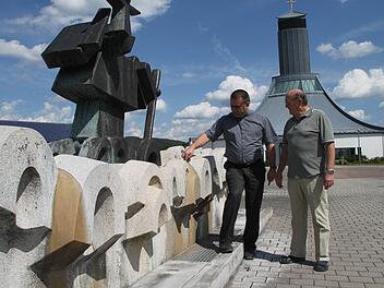 Die hässlichen braunen Flecken am Christophorusbrunnen vor der Autobahnkirche Himmelkron sind vermutlich Kalkablagerungen. Der Brunnen, der erst zehn Jahre alt ist, soll nun saniert werden, sind sich Pfarrer Michal Osak (links) und Kirchenpfleger Hartmut Richter einig. Foto: Jürgen Gärtner