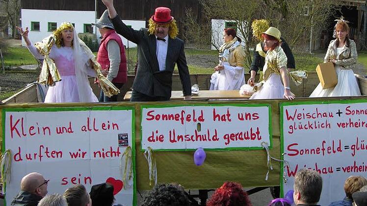 Zwei Gesichter einer "Zwangsehe": Glücklich verheiratet - glücklich für Sonnefeld und verheiratet für den Gemeindeteil Weischau.