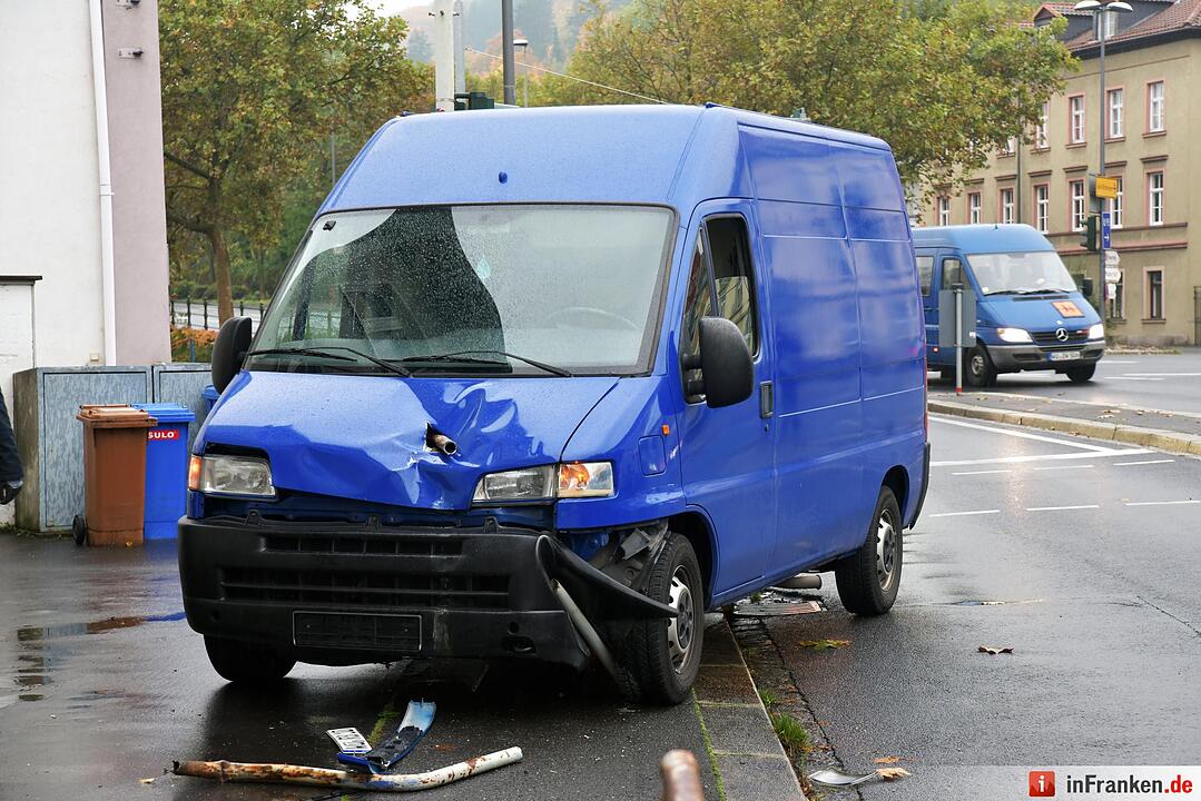 Unfall in Würzburg: Metallstange durchbohrt Kleintransporter