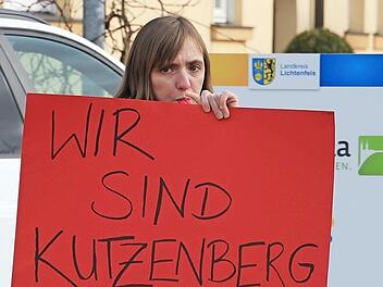 Mitarbeiter des Bezirksklinikums Kutzenberg demonstrierten im März gegen die Pläne. Foto: Tobias Kindermann