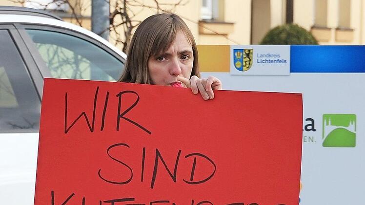 Mitarbeiter des Bezirksklinikums Kutzenberg demonstrierten im März gegen die Pläne. Foto: Tobias Kindermann