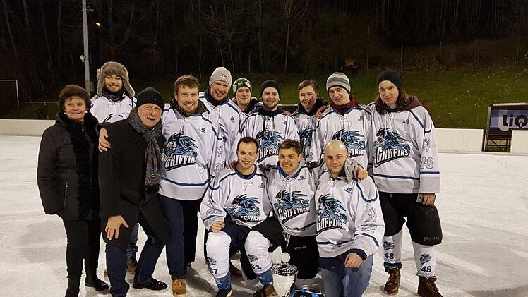 Die Sieger M&uuml;nchen Griffins mit der ATS-Vorstandsvorsitzenden Heidesuse Wagner und Oberb&uuml;rgermeister Henry Schramm. Foto: Stadt Kulmbach