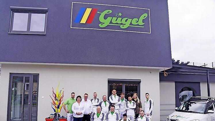 Das Team um Thomas Gügel (3.v.li.) und seine Familie stehen vor ihrem Neubau.  Foto: Gügel