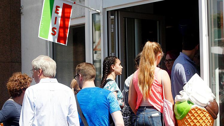 Die großen Eiswaffeln, die manchmal vor Eisdielen stehen, hat vermutlich jeder schon einmal gesehen. Aber wer will sich so eine in sein Zimmer stellen? Einem Jugendlicher aus Weismain im Landkreis Lichtenfels schien das eine gute Idee zu sein. Symbolbild, Foto: Roland Weihrauch/dpa