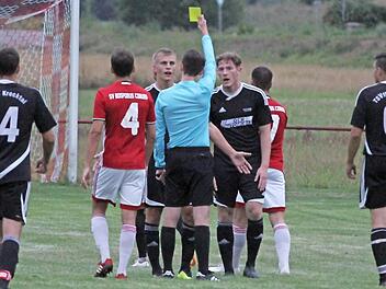 Neun Mal griff der Schiedsrichter beim Freitagsspiel zwischen dem TSVfB Krecktal und Bosporus Coburg in die Brusttasche.  Foto: Carsten Höllein