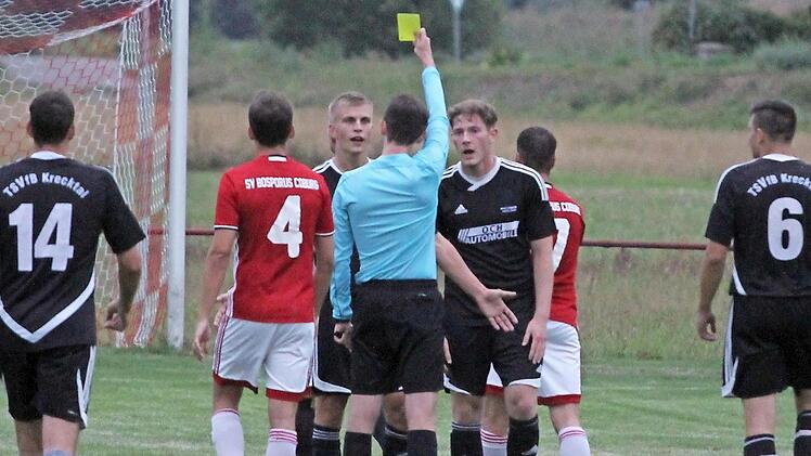 Neun Mal griff der Schiedsrichter beim Freitagsspiel zwischen dem TSVfB Krecktal und Bosporus Coburg in die Brusttasche.  Foto: Carsten Höllein