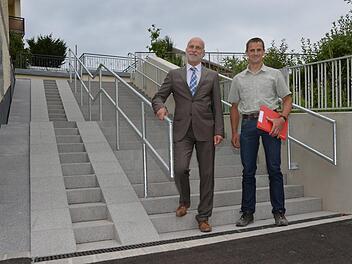 Oberbürgermeister Kay Blankenburg und Arno Spahn vom städtischen Tiefbauamt auf der neuen Arnshäuser Treppenanlage die die Fuhrmannstraße und den Lärchenweg verbindet.  Foto: Peter Rauch