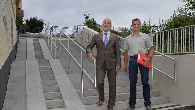 Oberbürgermeister Kay Blankenburg und Arno Spahn vom städtischen Tiefbauamt auf der neuen Arnshäuser Treppenanlage die die Fuhrmannstraße und den Lärchenweg verbindet.  Foto: Peter Rauch