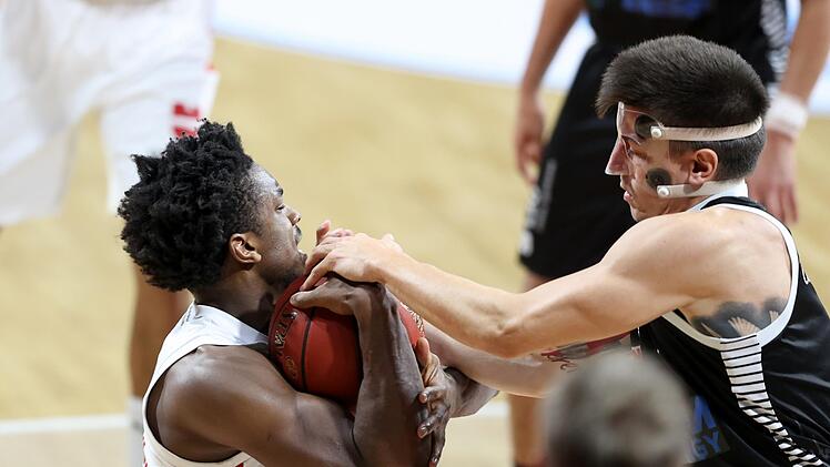 Retin Obasohan (links) und Matic Rebec kämpfen um den Ball. Foto: Daniel Löb/Pool via Heiko Becker/HMB Media
