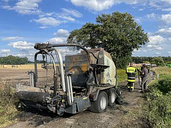 Strohballenpresse brennt komplett nieder