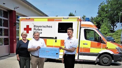 Stefan Müller (rechts) nahm den symbolischen Scheck für das BRK entgegen.