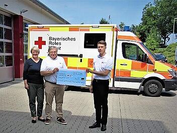 Stefan Müller (rechts) nahm den symbolischen Scheck für das BRK entgegen.