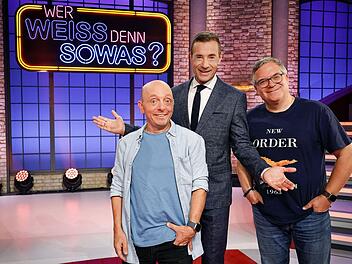 "Wer weiß denn sowas?" mit Kai Pflaume (Mitte) und den beiden Teamkapitänen Bernhard Hoëcker (links) und Elton wird kurzfristig aus dem Programm genommen.