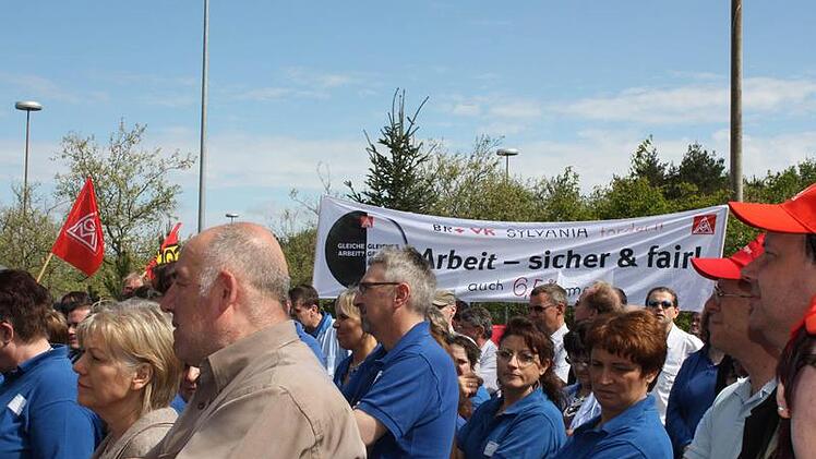 Delegationen aus zahlreichen Firmen trafen sich zum Warnstreik  in der Frauenauracher Straße