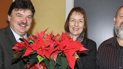 Glückwünsche zum Dienstjubiläum: Landrat Klaus Peter Söllner (links) gratuliert Sabine Rotter zum 25-Jährigen und Peter Rösch zu 40 Jahren in staatlichen Diensten.