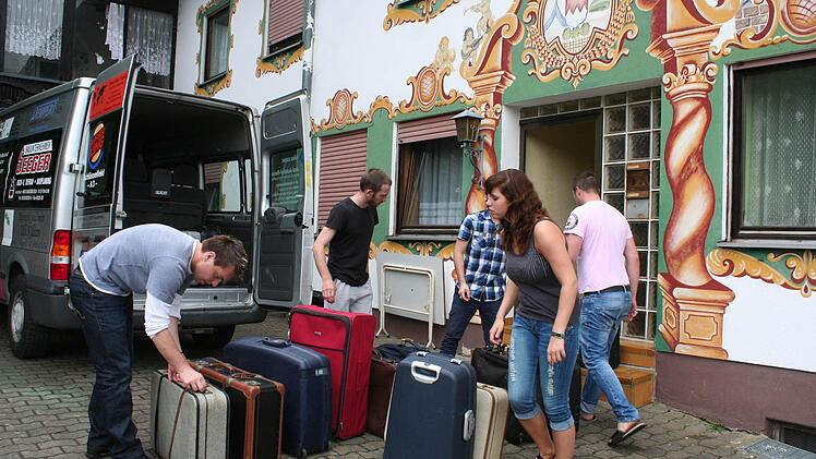Tina Dörfler (vorne rechts) und ihr Kollege aus der Stadtverwaltung Wolfgang Bessler brachten die Koffer zum Wohnheim, wo sie von den Asylbewerbern in Empfang genommen wurden.  Foto: Evi Seeger