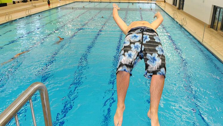 Ein gewaltiges Schwimmerbecken und seit kurzem ein gewaltiges Problem: Immer wieder lösen sich Fliesen vom Beckenboden des Bambados. Wie Christoph Jeromin von den Stadtwerken sagte, ist der gesamte Beckenboden betroffen.  Foto: Ronald Rinklef