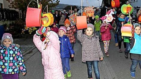 Ein Licht in die beginnende Dunkelheit brachen die Kinder des katholischen Kindergarten St. Anna am späten Freitagnachmittag.