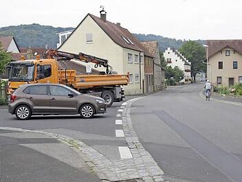 Die Kissinger Straße in Fuchsstadt erhält auf beiden Seiten einen Gehweg.  Foto: Winfried Ehling