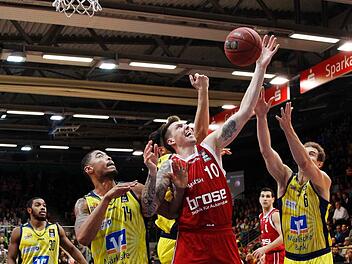 Unter den Körben wurde um jeden Ball hart gekämpft. Hier behauptet sich Daniel Theis (Mitte) gegen Ivan Elliott und (l.) und Adam Hess. Foto: Daniel Löb
