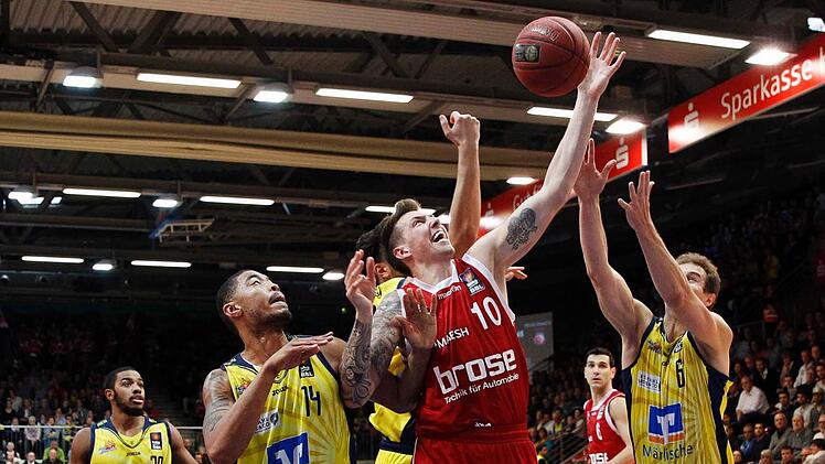 Unter den Körben wurde um jeden Ball hart gekämpft. Hier behauptet sich Daniel Theis (Mitte) gegen Ivan Elliott und (l.) und Adam Hess. Foto: Daniel Löb