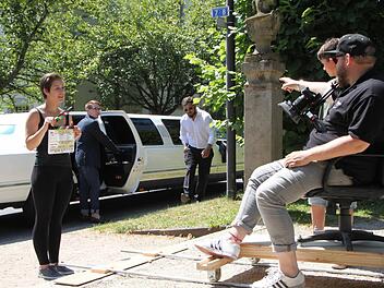 Und Action! Patrick Melber (rechts) gibt den Schauspielern Anweisungen. Er sitzt auf der Dolly, einer selbst gebauten Anlage für Kamerafahrten. Marcel Klein (steigt aus dem Auto) spielt die Hauptfigur in seiner Studentenzeit, Gianluca (hinten und unten) die Kindheit. Foto: Ulrike Müller