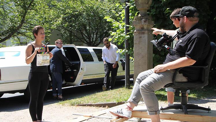 Und Action! Patrick Melber (rechts) gibt den Schauspielern Anweisungen. Er sitzt auf der Dolly, einer selbst gebauten Anlage für Kamerafahrten. Marcel Klein (steigt aus dem Auto) spielt die Hauptfigur in seiner Studentenzeit, Gianluca (hinten und unten) die Kindheit. Foto: Ulrike Müller