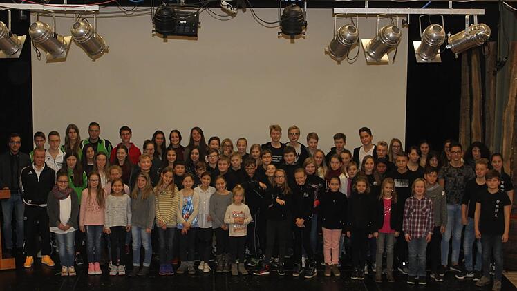 Diese erfolgreichen Einzel- und Mannschaftssportler standen bei der Ehrung der Bayerischen Sportjugend im Rampenlicht auf der B&uuml;hne im B&uuml;rgersaal von Ebelsbach. Mit ihnen freuen sich die Moderatoren Johannes Erlwein und Sebastian R&ouml;sner (von links).