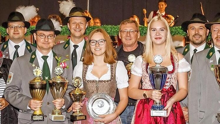 Die Pokalgewinner (von links): Carmen Fischer, Sportwart Christoph Methfessel, Steve Hofmann, Florian Bauer, Carolin Grüdl, Jürgen Grüdl, Linda Koch, 2. Schützenmeister Frank Ziener und Alexander Harnisch